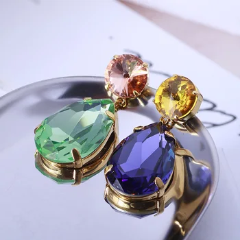 Модные асимметричные серьги-клипсы с разноцветными кристаллами в форме капли  5