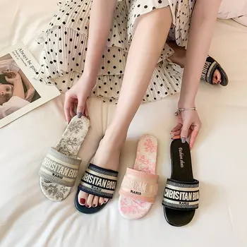 Женские тапочки Qmaigie, летние роскошные брендовые женские шлепанцы на плоской подошве, модные женские сандалии с открытым носком, пляжная обувь большого размера 42  5